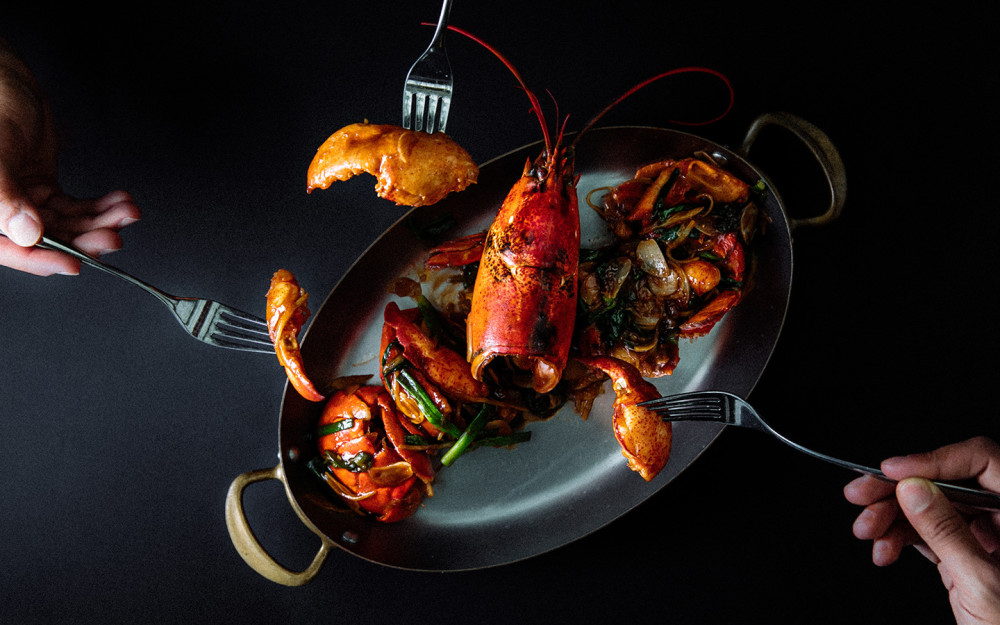 Langosta cantonesa con sake, salsa de ostras, cebolletas y ajo