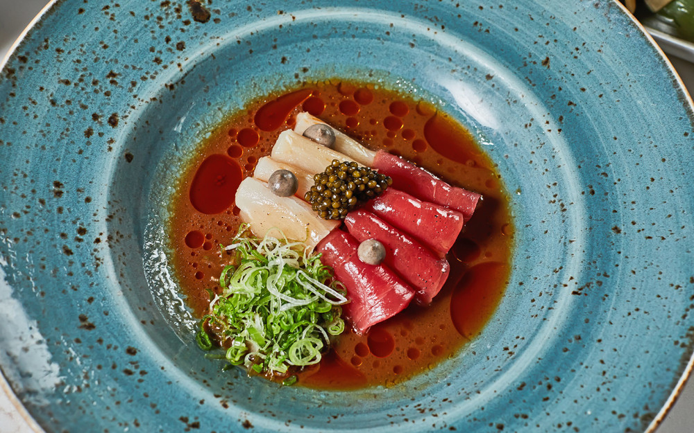 Trüffel-Sashimi mit Thunfisch, Hamachi, Chili-Ponzu und schwarzem Trüffelpüree