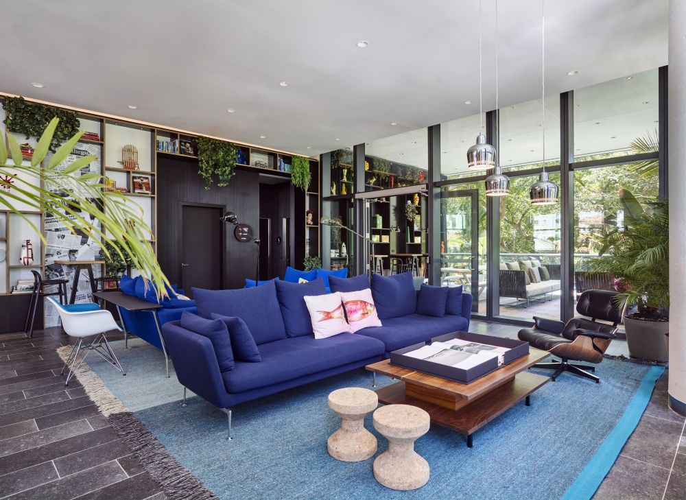 Sala de estar de diseño de CitizenM Miami Brickell