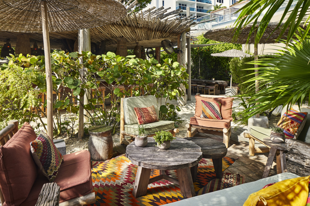 Откройте для себя Талу Beach , ресторан на берегу океана и место для отдыха на открытом воздухе, расположенное в потрясающем 1 Hotel South Beach .