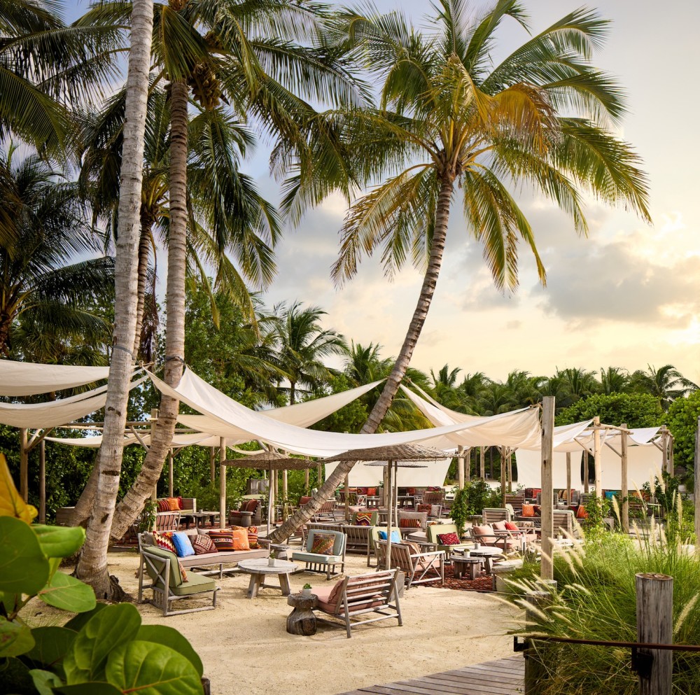 Descubra Tala Beach , o restaurante à beira-mar e retiro ao ar livre, situado na deslumbrante 1 Hotel South Beach .