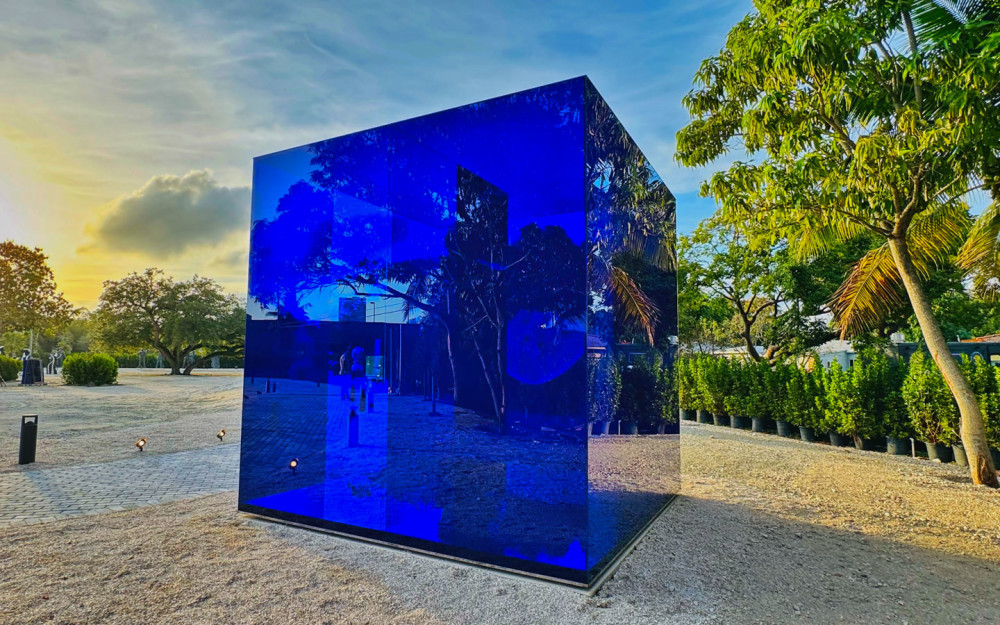 Cubo Azul de Rachel Valdés no Nader Sculpture Park