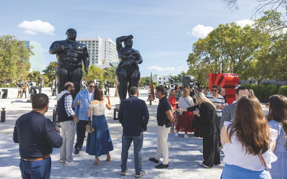 Parque de esculturas Nader con visitantes