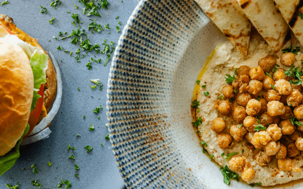 Hummus mit knusprigen Kichererbsen