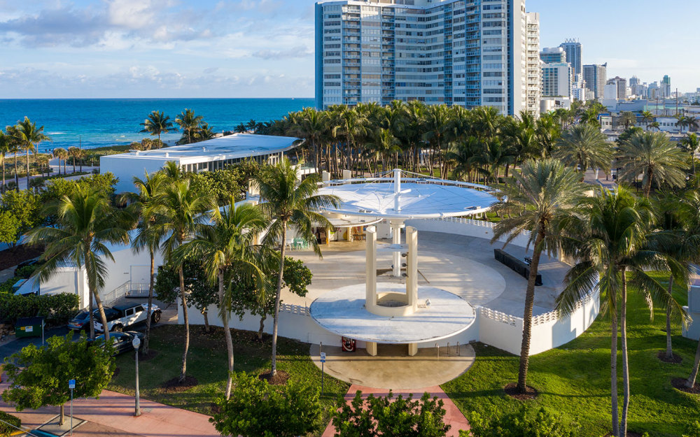 El Miami Beach Bandshell se erige como un faro de excelencia cultural y musical, gestionado con la pasión y la visión de Rhythm Foundation.