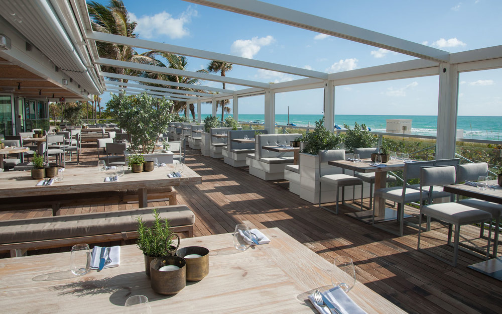 O Ocean Social é um jantar costeiro elevado feito no estilo clássico de Miami. Situado no icônico Eden Roc Hotel , com vistas inigualáveis de mar e céu, o Ocean Social é o local perfeito para desfrutar de um jantar requintado, de um almoço descontraído à beira-mar, de um aperitivo ao pôr-do-sol ou de um evento único.