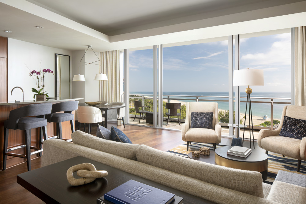Las amplias suites cuentan con dos balcones, un baño y medio, una cocina y comedor y una espaciosa sala de estar.