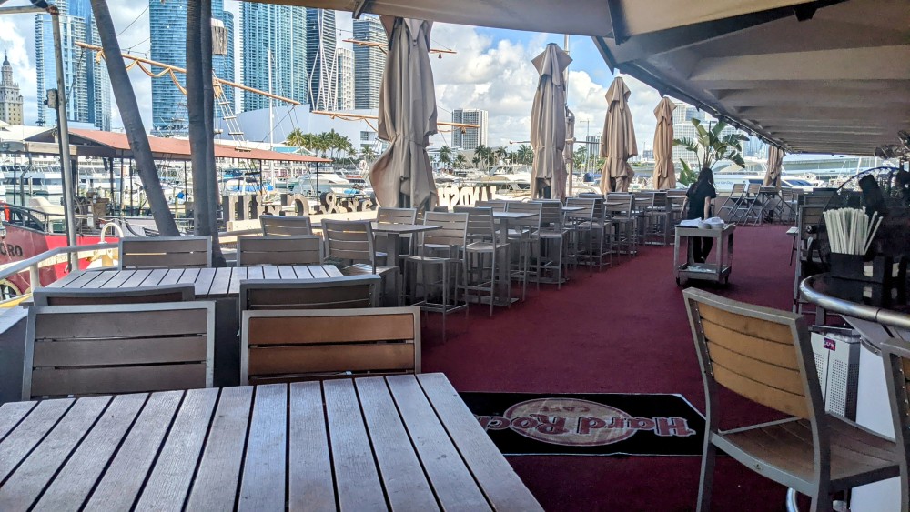 Nossa marina Side Patio fica de frente para a Bayside Marina e tem uma vista deslumbrante do horizonte de Miami, os assentos podem variar de 30 - 100 convidados.