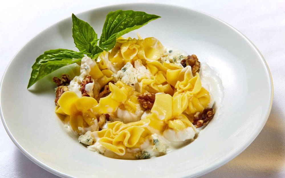 Perricone's Fiocchi Gorgonzola，钱包形状的意大利面，里面塞满了 Fresh 梨和四种奶酪，搭配核桃戈贡佐拉酱。