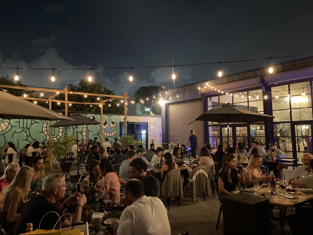 Disfrute de nuestro hermoso patio o de nuestro comedor interior industrial contemporáneo.