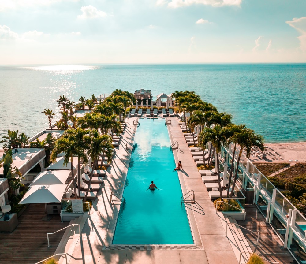 Una fuga perfetta per l'età degli ospiti 21 +. Situato 18 storie sopra il Beach , la piscina sul tetto è il luogo ideale per rilassarsi e ammirare infinite viste sull'oceano.