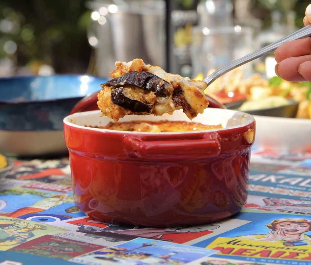 Moussaka tradicional con ragú de ternera, berenjenas, patatas y bechamel