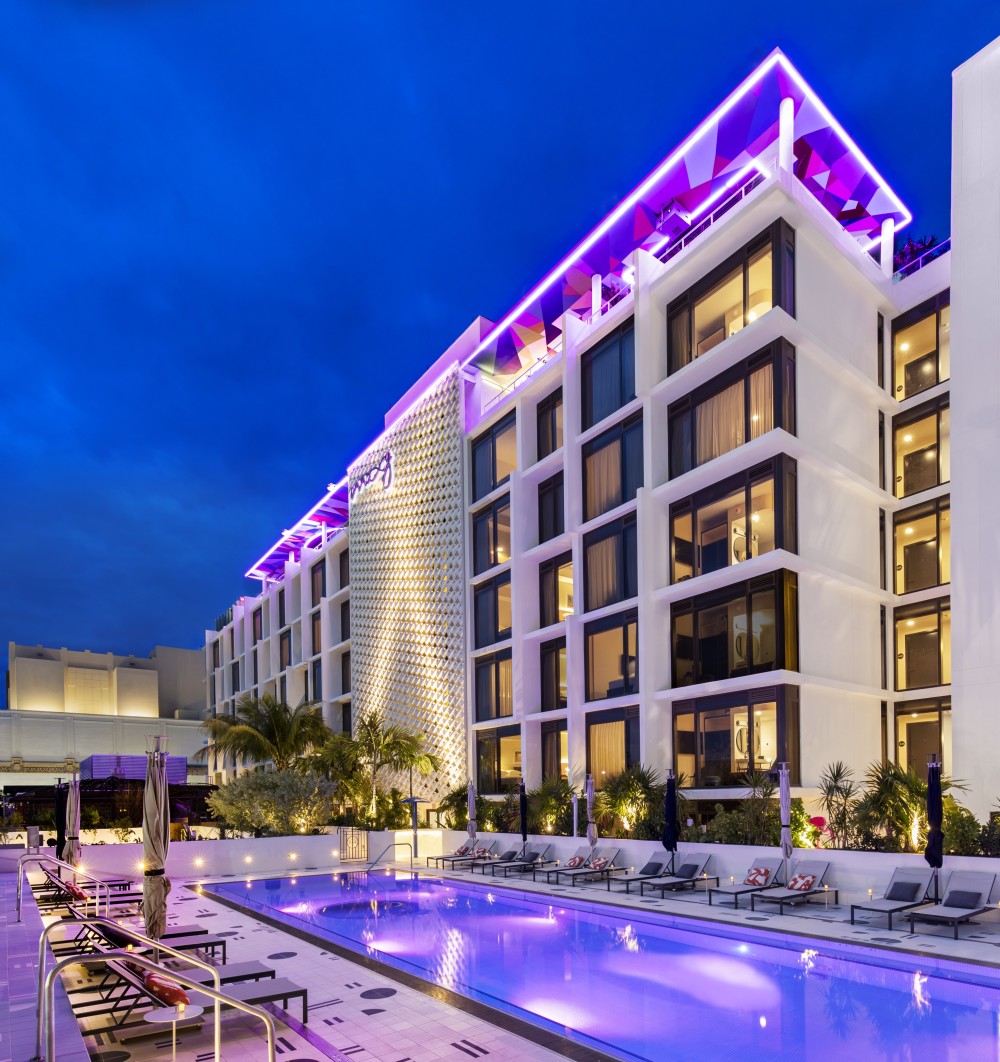 Une célébration élégante et ludique de la culture cosmopolite de Miami, Moxy South Beach est la première propriété de style resort de la marque et un nouveau chapitre de l'hospitalité en Miami Beach .