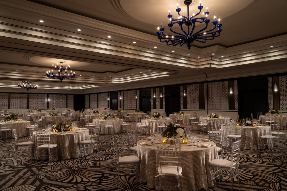 O salão de festas Ritz-Carlton, com 10.000 pés quadrados, pode acomodar até 720 convidados para um banquete.