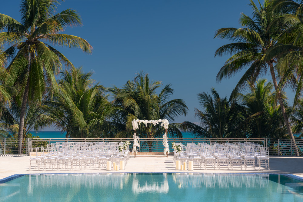 Una cerimonia di matrimonio o un ricevimento serale allo Starr Bar offre agli ospiti una vista sull'oceano sottostante.