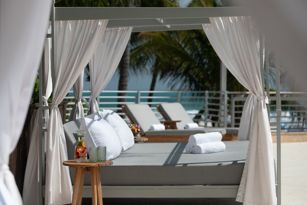 Lujosas camas de piscina en la terraza de la piscina en The Ritz-Carlton, South Beach