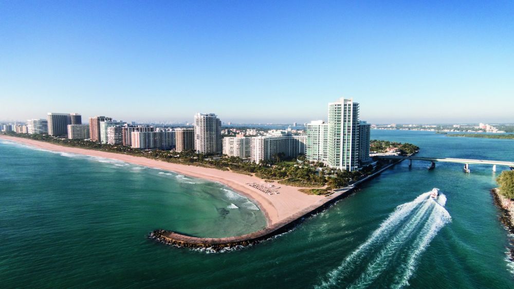 Ритц-Карлтон, Bal Harbour расположен на северной оконечности Miami Beach в окружении воды на Three Стороны.