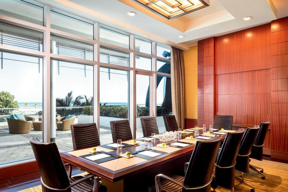 Todas as salas de reuniões íntimas do resort oferecem janelas do chão ao teto e um terraço privativo.