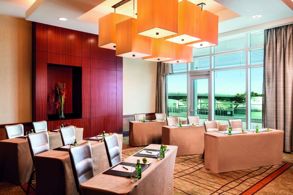 Todas as salas de reuniões íntimas do resort oferecem janelas do chão ao teto e um terraço privativo.