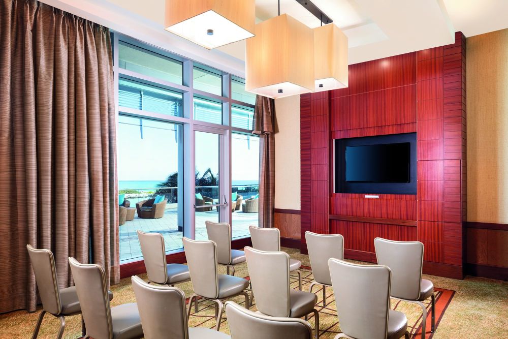 Alle gemütlichen Tagungsräume des Resorts verfügen über raumhohe Fenster und eine private Terrasse.