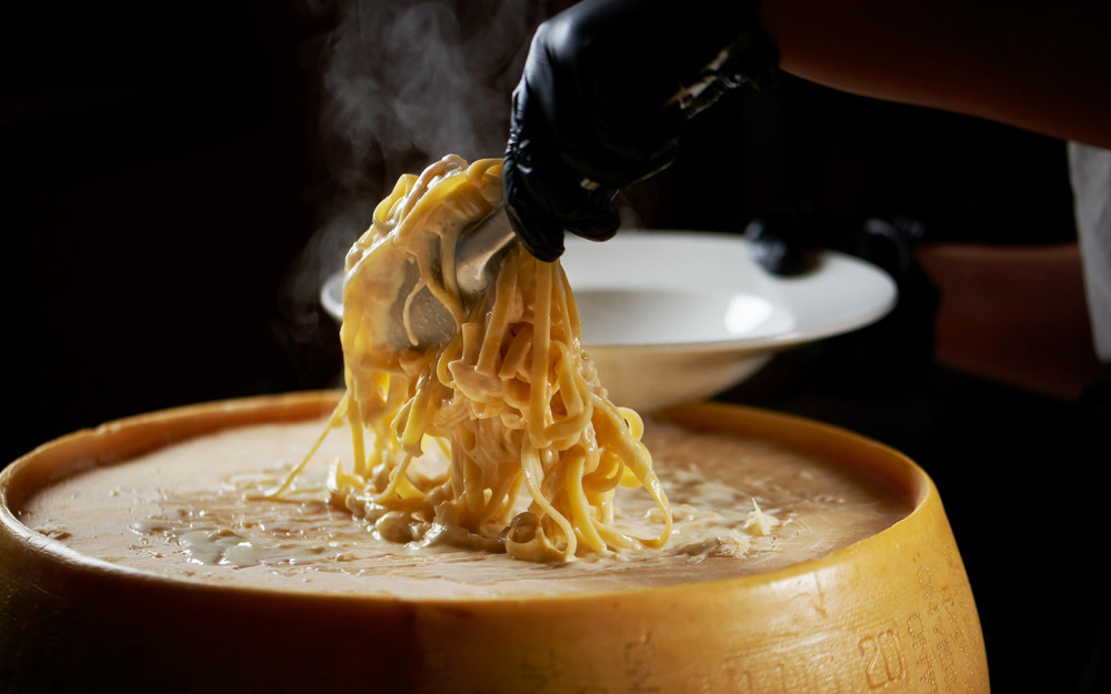 我们的终极桌边体验！将阿尔弗雷多奶油宽面条放入帕尔马干酪轮中搅拌，味道异常浓郁。