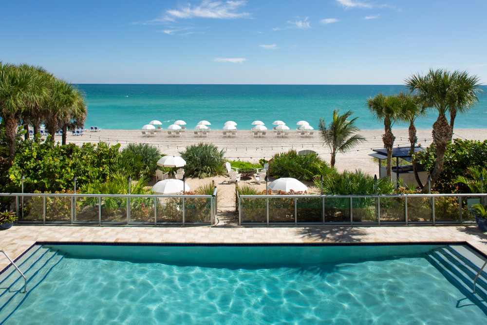 サニー アイルズの紺碧の海と白い砂浜のすぐ近くにあるビーチフロントのプールで、太陽の光を浴びながらリラックスしてください。