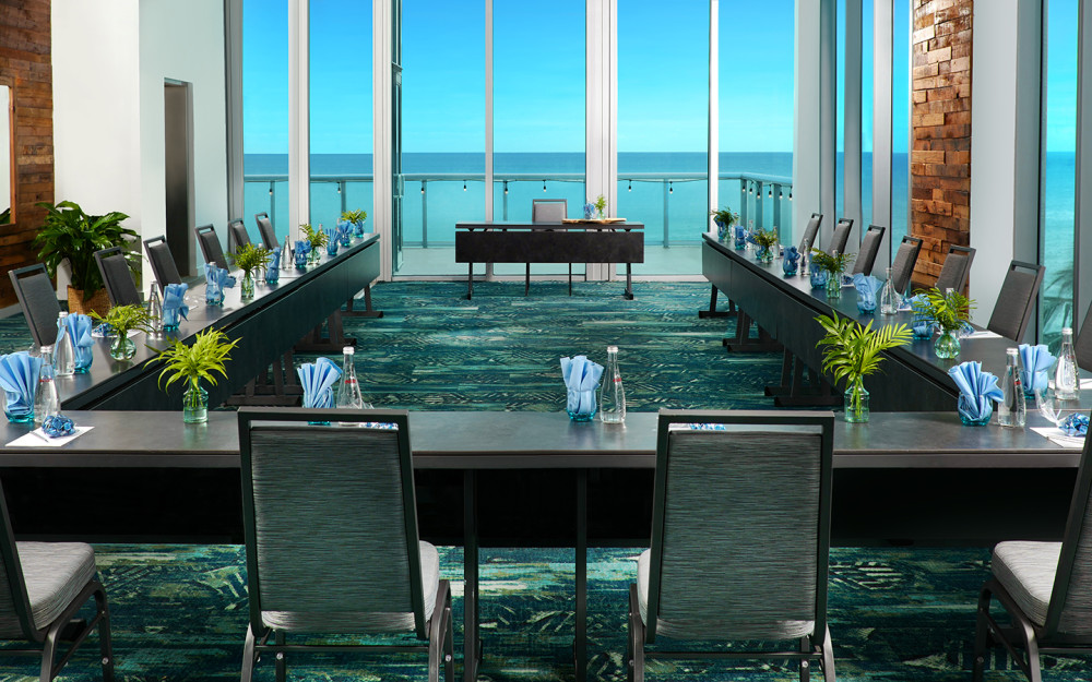 Desfrute de vistas deslumbrantes do oceano na sala de reuniões Ocean Grande. Este espaço flexível para reuniões ou eventos tem aproximadamente 1.450 pés quadrados