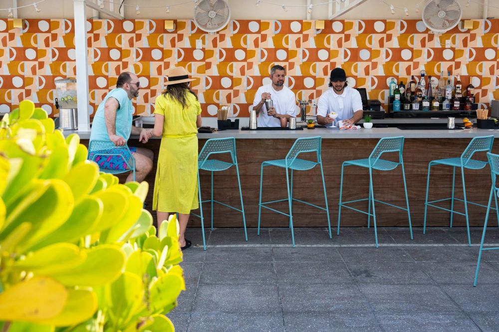 Bar SORA Rooftop que serve coquetéis refrescantes com vista para a bela Collins Avenue.