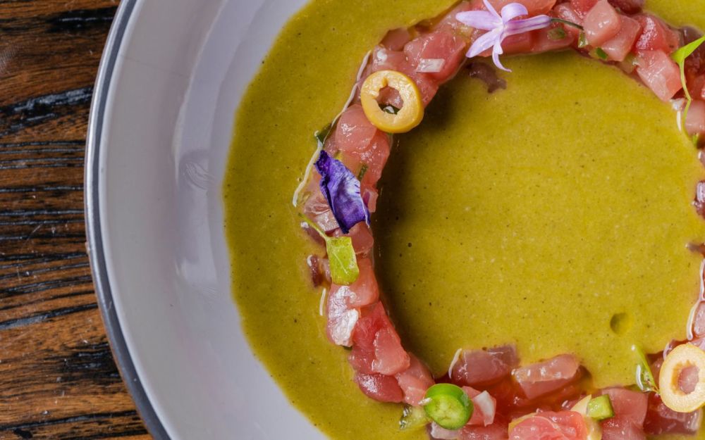Salmojero von Casa Xabi ist eine gekühlte grüne Tomatensuppe, garniert mit rohem Thunfisch und einem Hauch Serrano-Pfeffer.