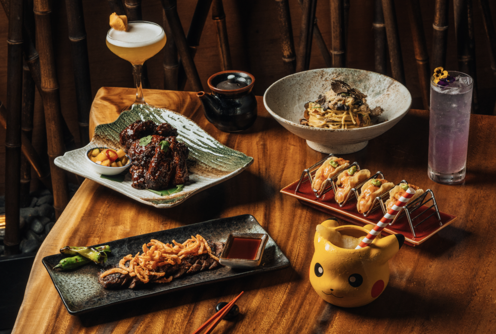 Komodo Sou entènèt jwèt Miami Spice Tablescape. Steak jip, Poul Fri Kore, Chanpiyon Lo Mein, Tacos Somon.