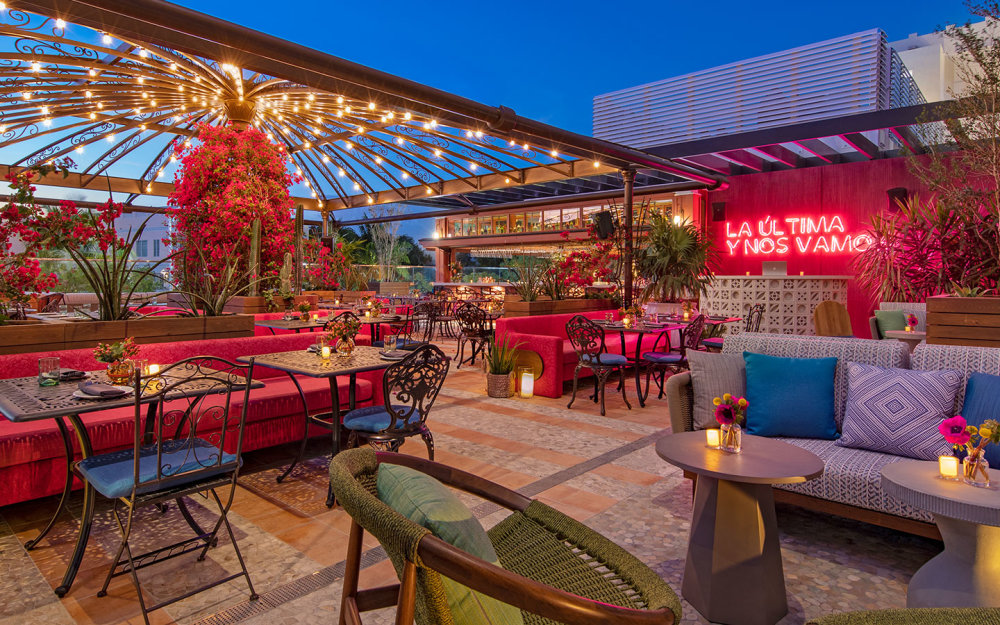 O vibrante e exuberante restaurante e bar na cobertura no terraço do segundo andar tem uma vibração descontraída, mas sofisticada, como nenhuma outra em Miami, tornando-o ideal para brunches, coquetéis ou outras reuniões.