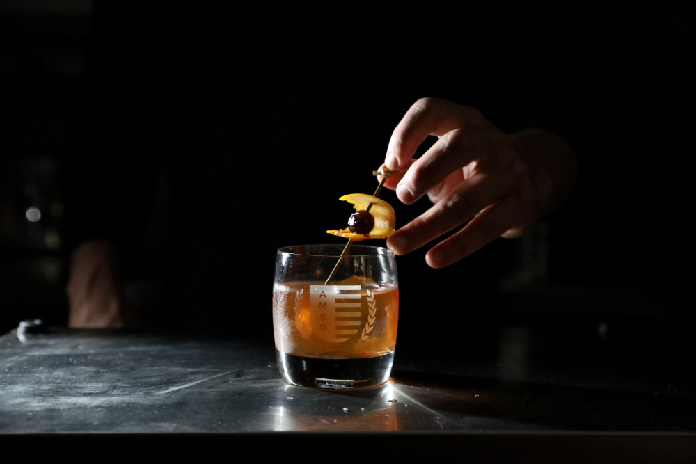 Bourbon de manjericão Hayden, açúcar, amargo, cereja imunda, casca de laranja.