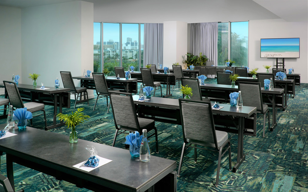 La sala de reuniones Palms está aproximadamente 1.850 pies cuadrados con ventanas con vistas a la ciudad de Sunny Isles.