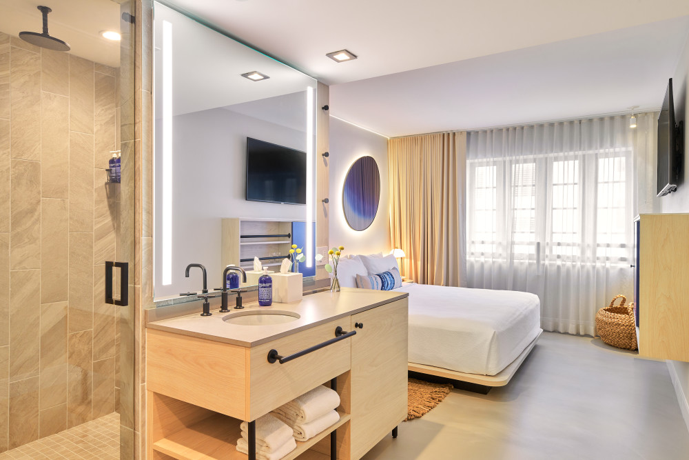 Standard-Unterkünfte mit Kingsize-Bett und 300 Quadratfuß, inklusive Kingsize-Bett, separatem Schminkbereich und schöner moderner Einrichtung.