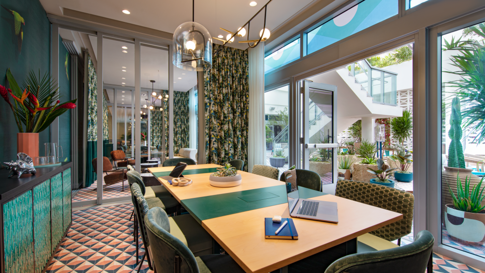 Three隣接するミーティングスタジオ Hotel のメインの中庭は、会議や社交的な集まりのためのさまざまなスペースを提供します。スライド式のガラスの壁、仕事からくつろぎに移行するための特注の家具、昇降可能なテーブルを備えたこの空間は、一日のうちに職場から社交の場へと簡単に変化します。