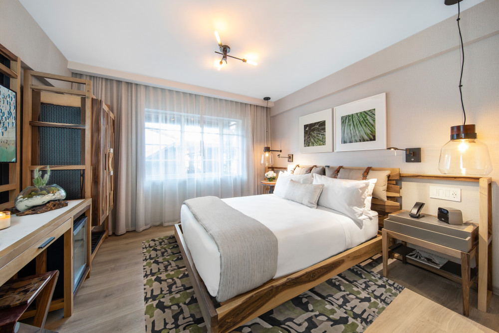 我们的高级客房布置典雅，配有由巴塔哥尼亚手工制作的天然木材制成的手工家具，专为Lennox Hotels酒店设计Miami Beach 。高级间最多可容纳2位客人，配有一张大号床或一张特大号床。经过激动人心的一天Miami Beach你会Arrive这是一间优雅舒适的客房，面积从250平方英尺到320平方英尺（23平方米到30平方米）不等。我们时尚的家庭风格高级客房设有硬木地板，独立温度控制，Nespresso / Virtuo咖啡/浓缩咖啡机， 49英寸4K电视，迷你酒吧，室内保险箱和酒店各处的免费无线网络连接。*客人的大小将在办理入住时分配Hotel自由裁量权和可用性