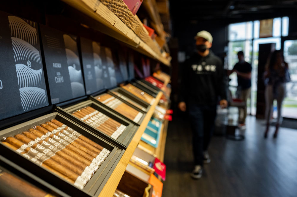 広々としたタップルーム内にあるシガールーム。Plasencia Cigars の本拠地は、世界最大のタバコ生産者および葉巻メーカーの 1 つです。
