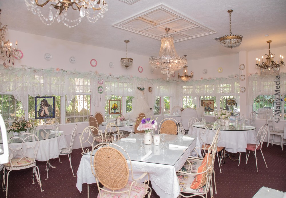 Das für sein klassisch-elegantes Dekor bekannte The Tea Room bietet Nachmittagstee sowie Frühstück und Mittagessen. Zum besten Brunch- und Dessertlokal gewählt Goulds . Verfügbar für private Veranstaltungen.