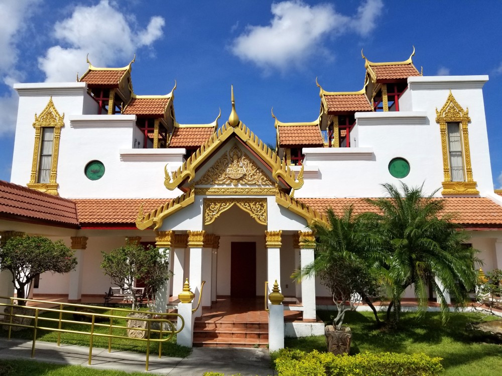 Entrada frontal de Wat Buddharangsi