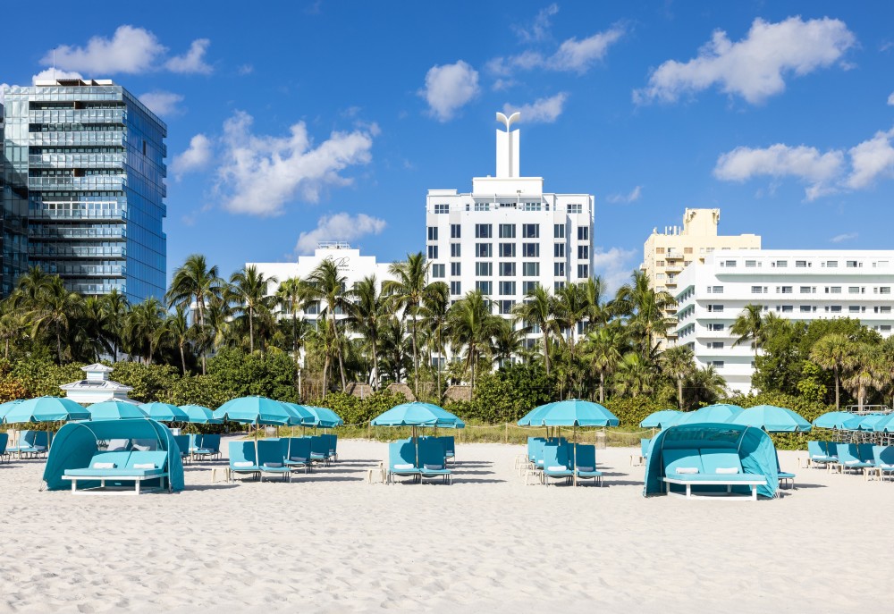 Beachラウンジャーを設置Miami Beach