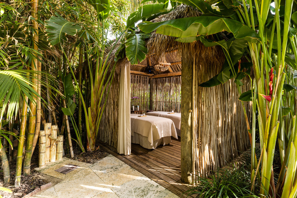 A Área de Massagem ao Ar Livre Palms AVEDA Spa está preparada para uma massagem a dois. (Disponível apenas para tratamentos selecionados).