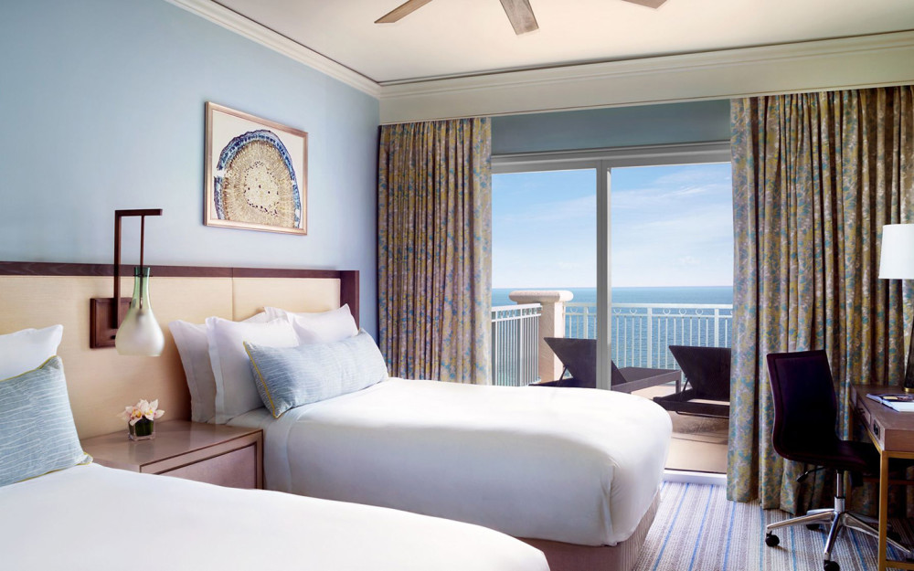 Chambre avec lit double face à l’océan