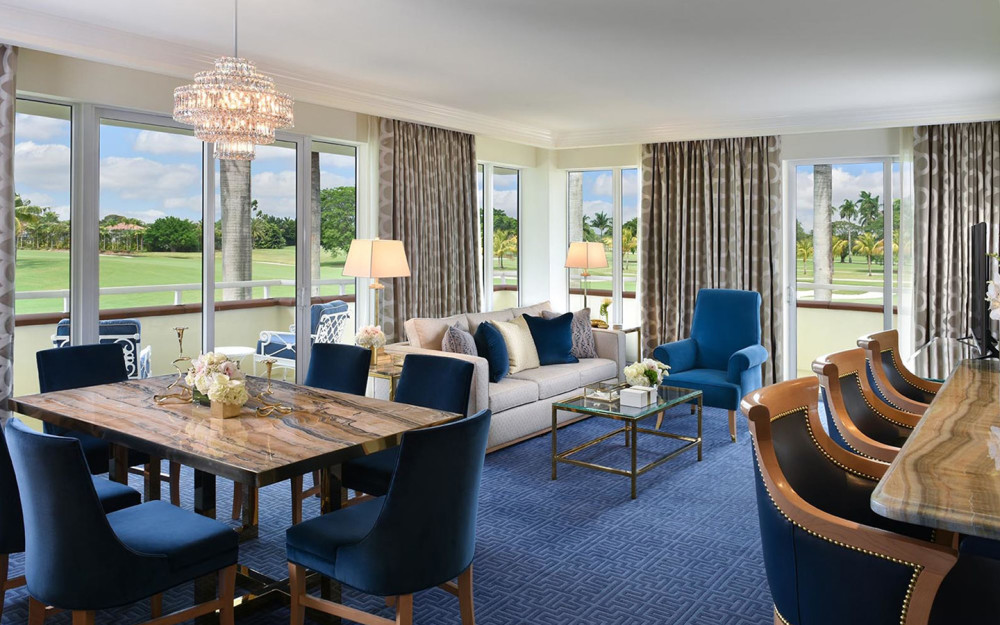 特朗普的豪华水疗套房Doral设计采用优雅、舒缓的海洋深蓝色调和带有金箔装饰的经典中性色调。每间套房均设有宽敞的大理石浴室；许多客房设有私人阳台或门廊。