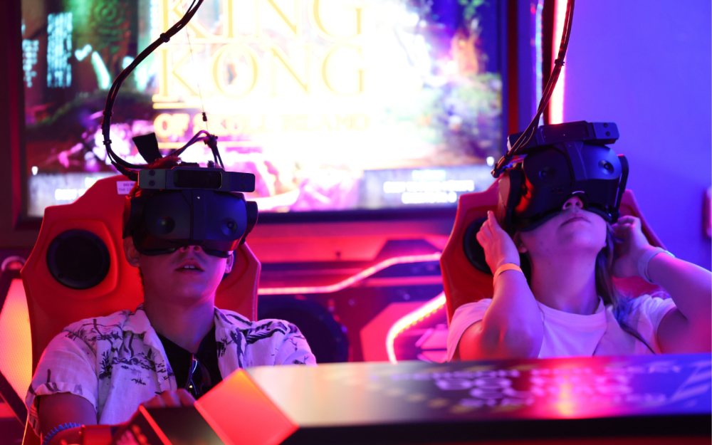 Venha experimentar nossa máquina de realidade virtual, saia do seu mundo cotidiano e descubra uma emocionante aventura virtual com nosso conjunto de jogos.