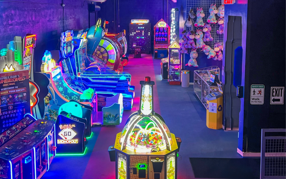 Willkommen in der hochmodernen Arcade-Zone von FunDimension – einem Spielerparadies im Herzen von Miamis berühmtem Wynwood Arts District.