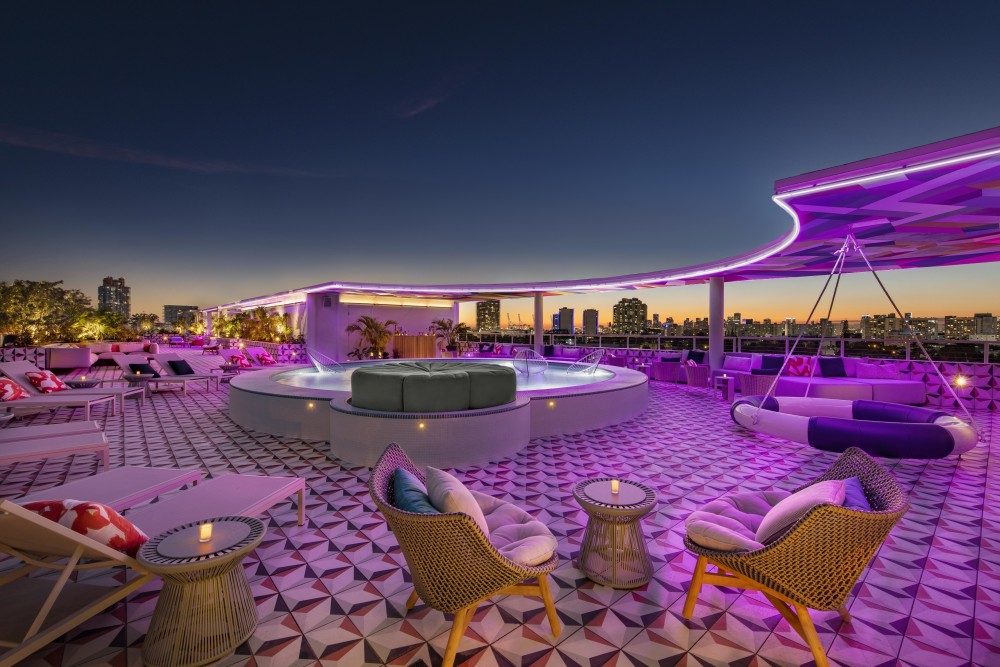 Un bar sur le toit Hotel huitième étage, The Upside est à la disposition des clients du Hotel et événements privés et est destiné à devenir l'une des destinations événementielles les plus convoitées du quartier. Depuis le vaste espace de verdure tropicale, les clients bénéficient d'une vue panoramique à 360 degrés sur l'océan Atlantique, South Beach , et l'horizon du centre-ville de Miami.