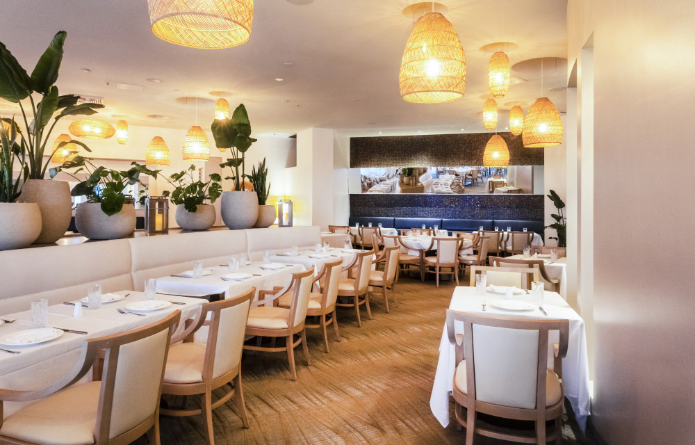 Restaurante e Bar Italiano Azzurro localizado dentro do Trump International Beach Recorrer.