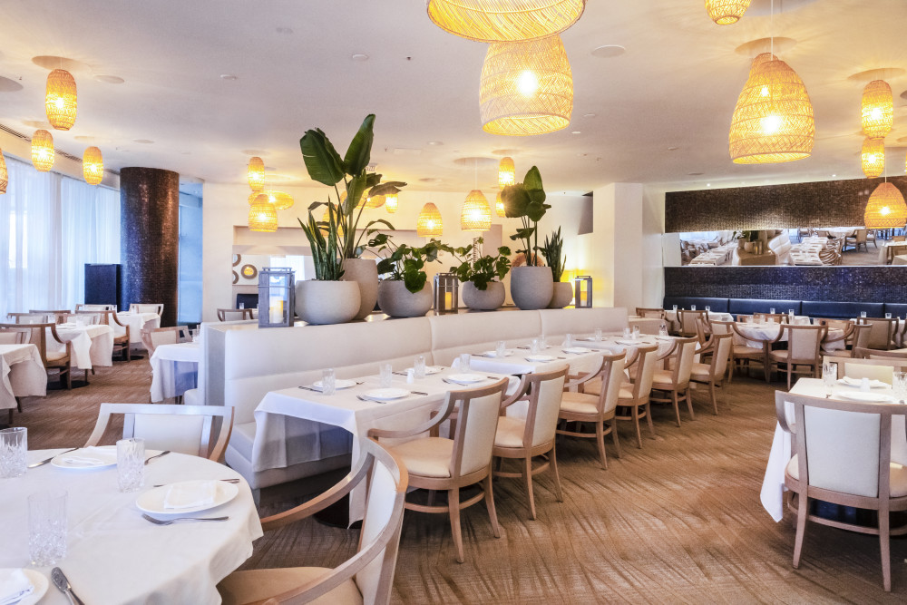Azzurro Italian Restaurant & Bar dentro do Trump International Beach Recorrer