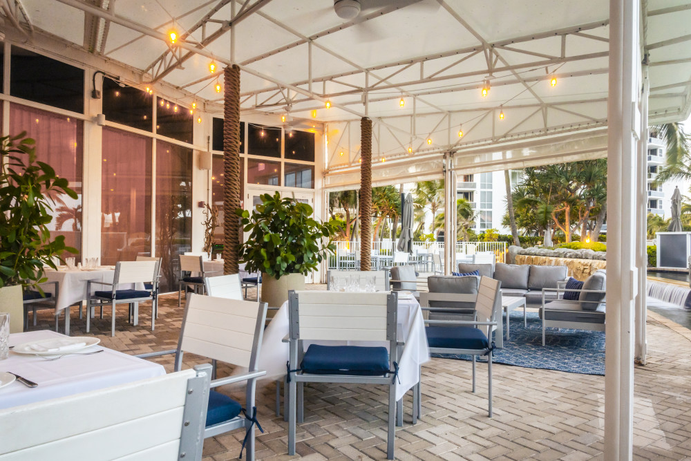 Mesas ao ar livre no Azzurro Italian Restaurant & Bar.