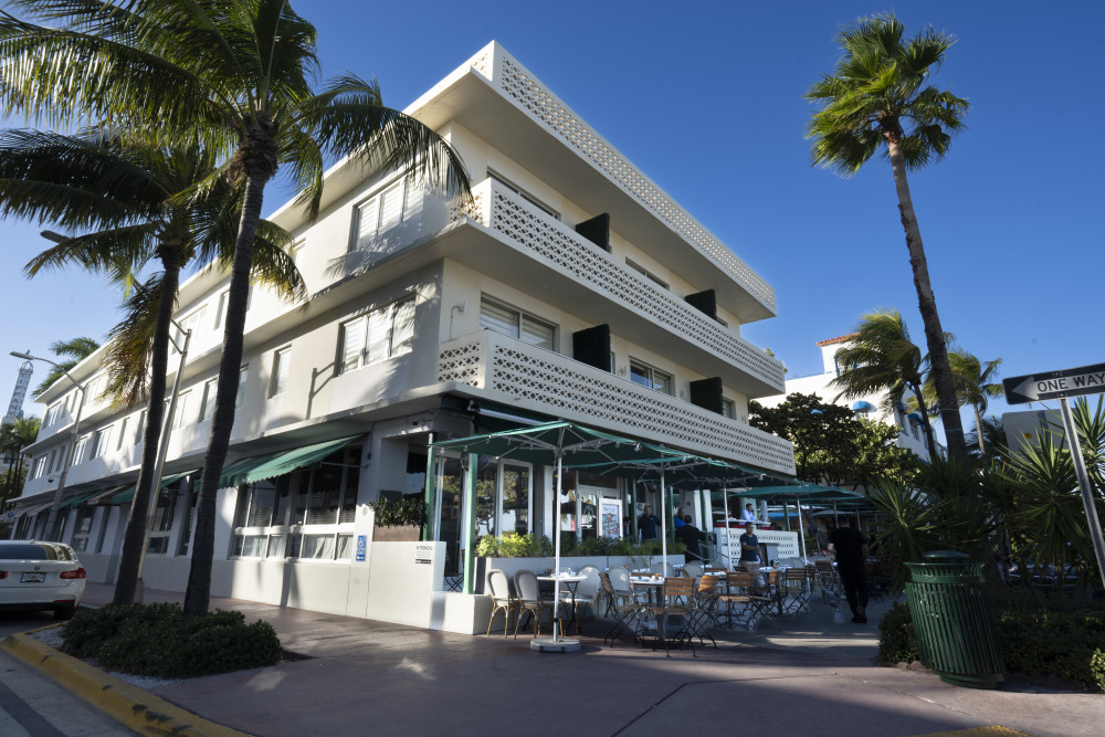 标志性新闻咖啡馆位于800海洋大道 (Ocean Drive) 是詹尼·范思哲 (Gianni Versace) 每天都会去的地方。